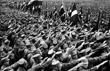 1932 r. — Parada NSPD - partii Hitlera (Domena publiczna).