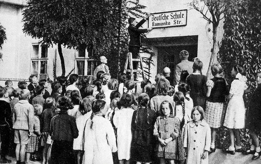 Polska szkoła stała się szkołą niemiecką (Domena publiczna).