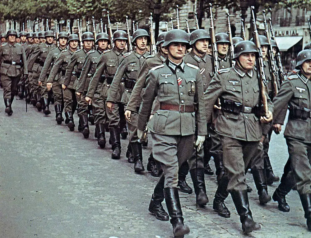 Czerwiec 1940 r. — Niemieccy żołnierze na ulicach Paryża (Dziedzina publiczna).