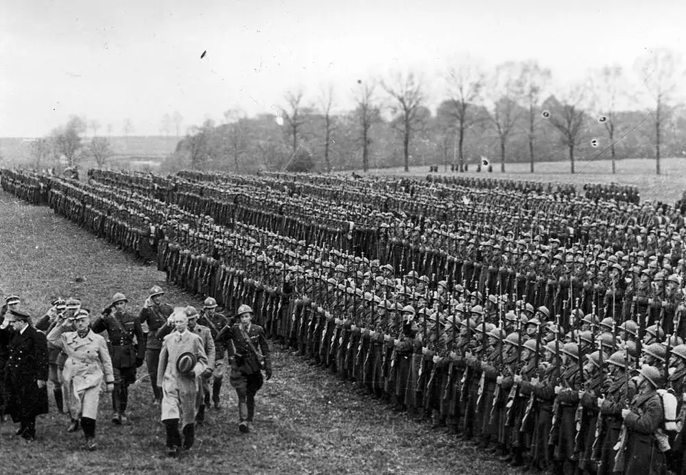 3 maja 1940 r.  — Przegląd Pierwszej Dywizji Grenadierów (Domena publiczna).
