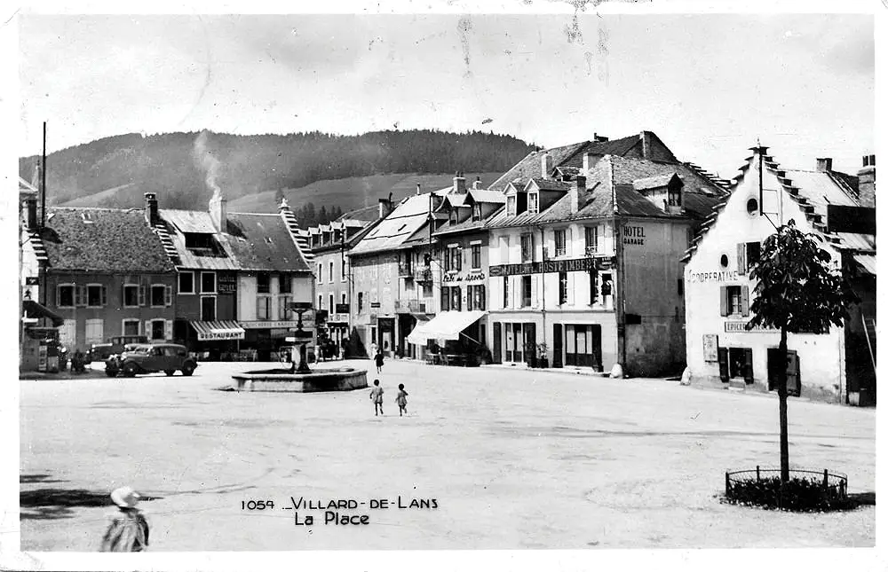 Plac przed urzędem gminy, Villard-de-Lans, rok 1930. Kartka pocztowa (Domena publiczna).