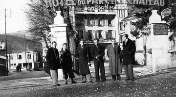 1941-1943. Grupa uczniów przed gmachem Liceum. Z lewej strony Henryk Zdziarski (Stowarzyszenie Pamięć Polskiego Liceum).