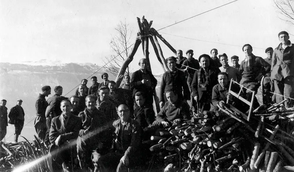 Żołnierze zdemobilizowani, znaleźli się w obozie pracy w Alpach (Stowarzyszenie Pamięć Polskiego Liceum).