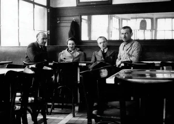 W barze w Villard, profesorowie Ćwikliński, Harwas i jego żona, Makomaski (Stowarzyszenie Pamięć Polskiego Liceum).
