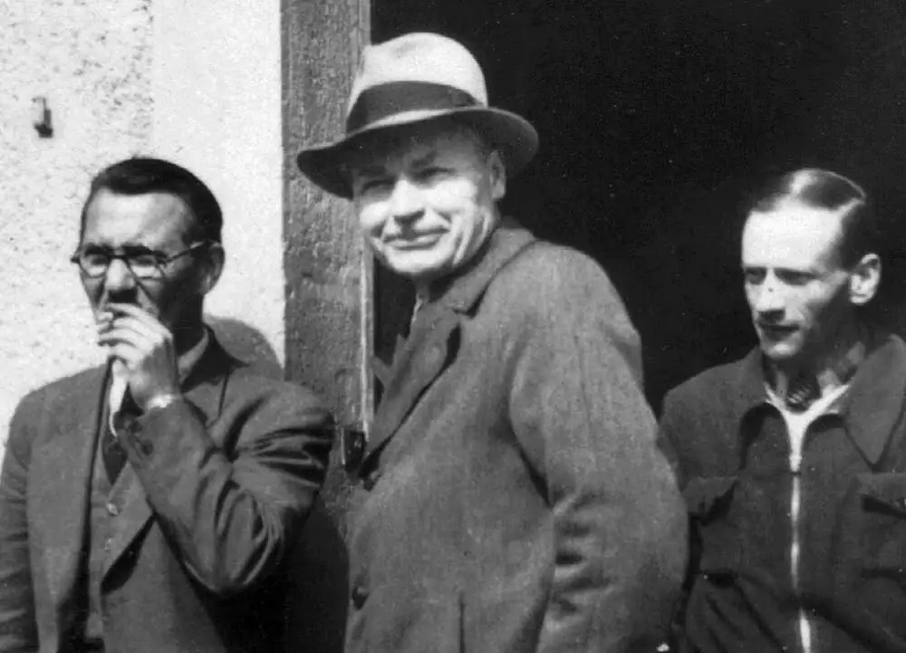 Od strony lewej do prawej, profesorowie Ernest Berger, Włodzimierz Tarło-Maziński, et Wacław Godlewski (Stowarzyszenie Pamięć Polskiego Liceum).
