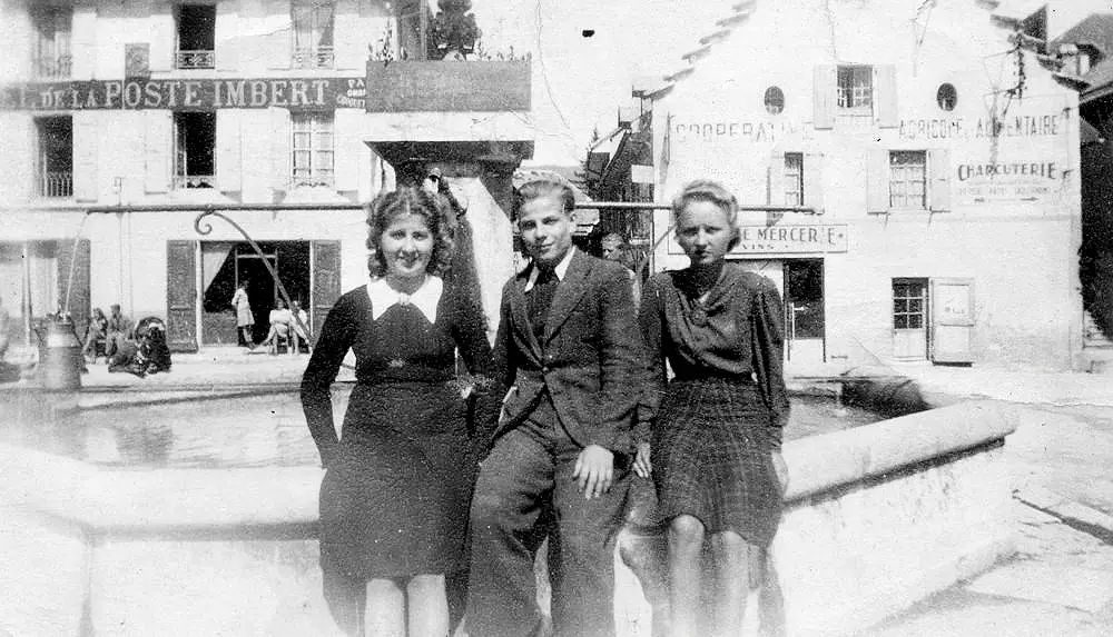 Kwiecień 1943 r. — Edward Renn między Ireną Zabrocką a Reną Markiewicz (Stowarzyszenie Pamięć Polskiego Liceum).