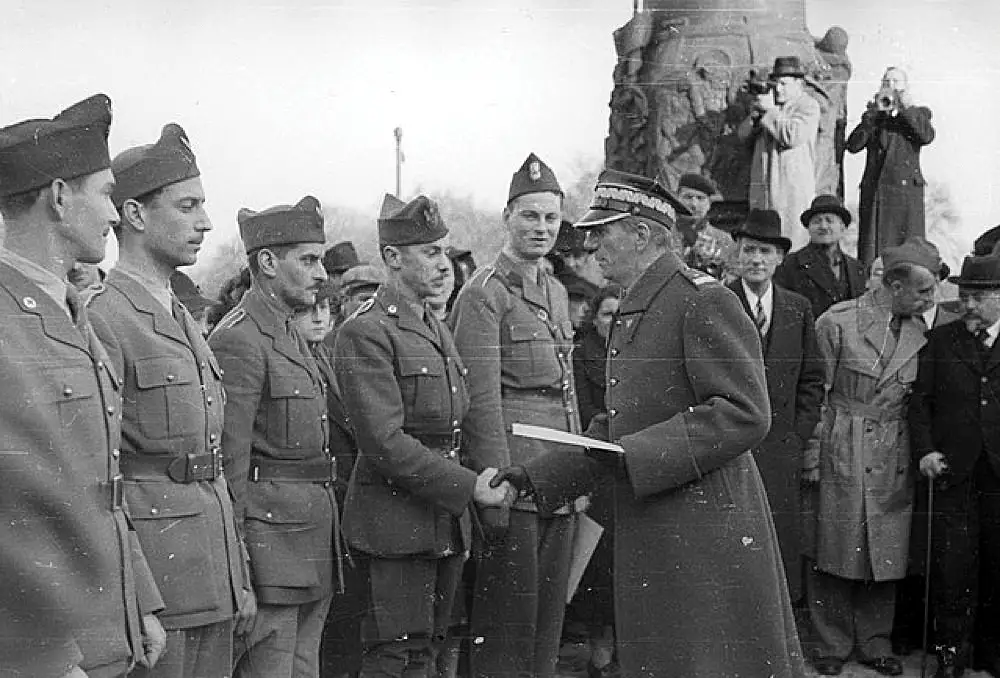 Paryż 1940 r. — Rozdanie dyplomów żołnierzom Wojska Polskiego we Francji przez generała Juliusza Kleeberga (Domena publiczna).