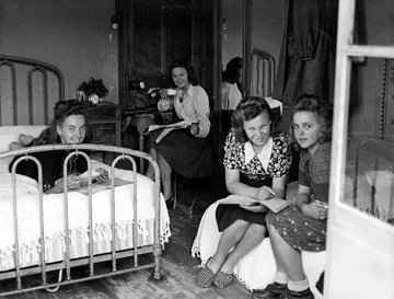 1945 — W jednym z pokoi internatu. Z lewej strony Zofia Metelska (Stowarzyszenie Pamięć Polskiego Liceum).