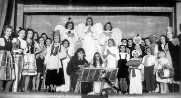 Boże Narodzenie 1943 r. — Żywa szopka. Janina Lamenta, jako anioł, pośrodku (Stowarzyszenie Pamięć Polskiego Liceum).