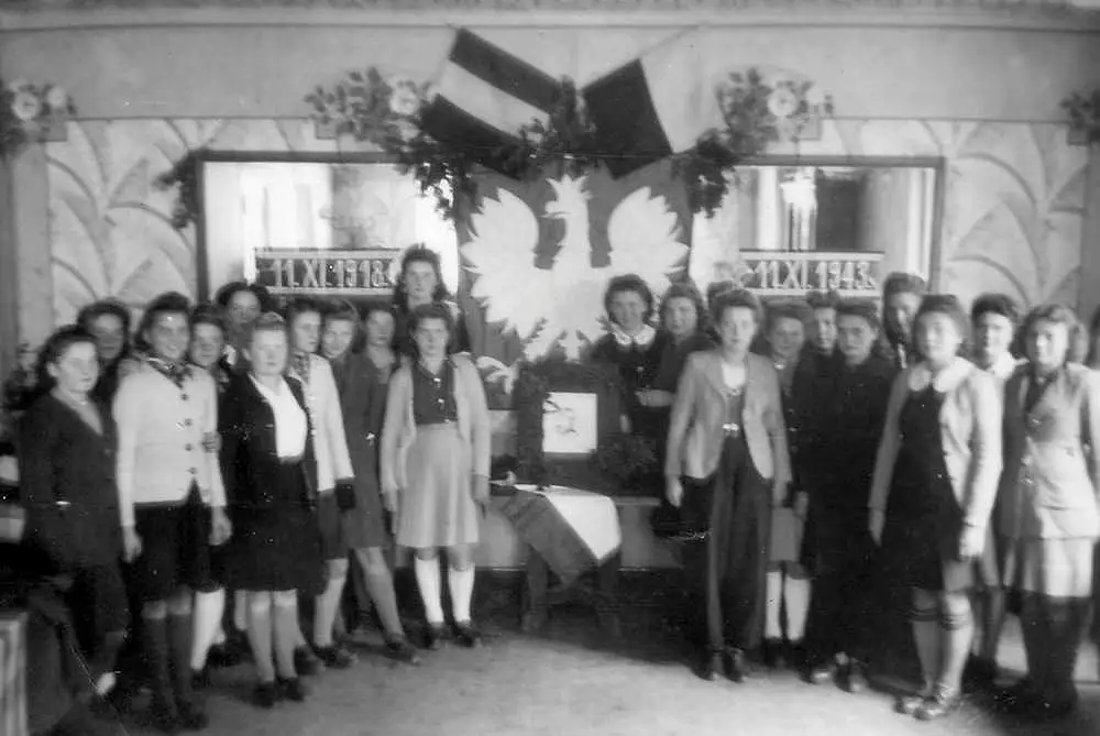 11 listopada 1943 r. — Obchody rocznicy odzyskania niepodległości przez Polskę 11 listopada 1918 r. (Stowarzyszenie Pamięć Polskiego Liceum).