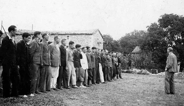 Przyjęcie pierwszych uczniów do obozów dla polskich uchodźców. Na zdjęciu obóz dla polskich uchodźców La Bastide (Var) (Stowarzyszenie Pamięć Polskiego Liceum).