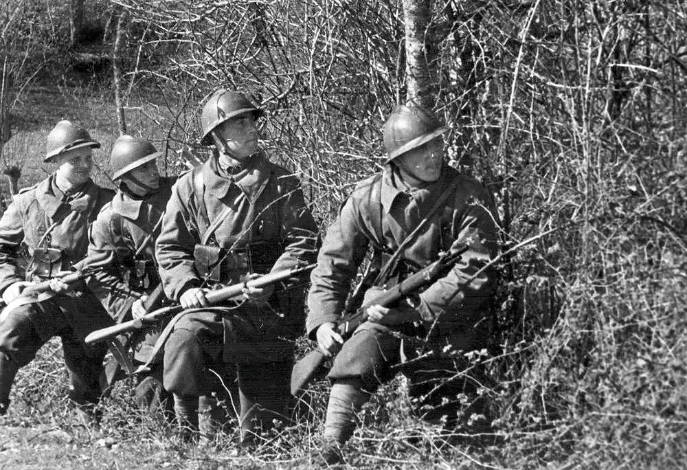 Polscy piechurzy w 1940 r., wyposażeni w hełmy Adrian i uzbrojeni w karabiny MAS 36 (Narodowe Archiwum Cyfrowe).