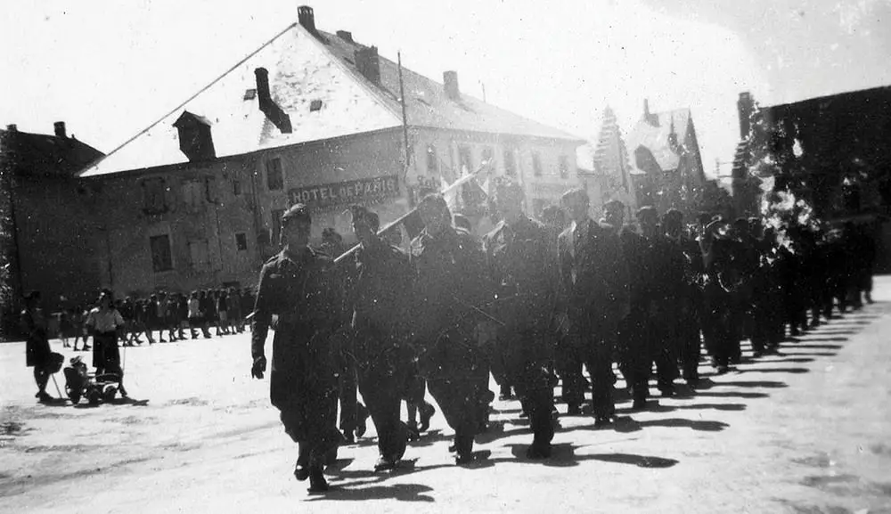 Powrót z uroczystości przy pomniku ku czci poległych (Stowarzyszenie Pamięć Polskiego Liceum).