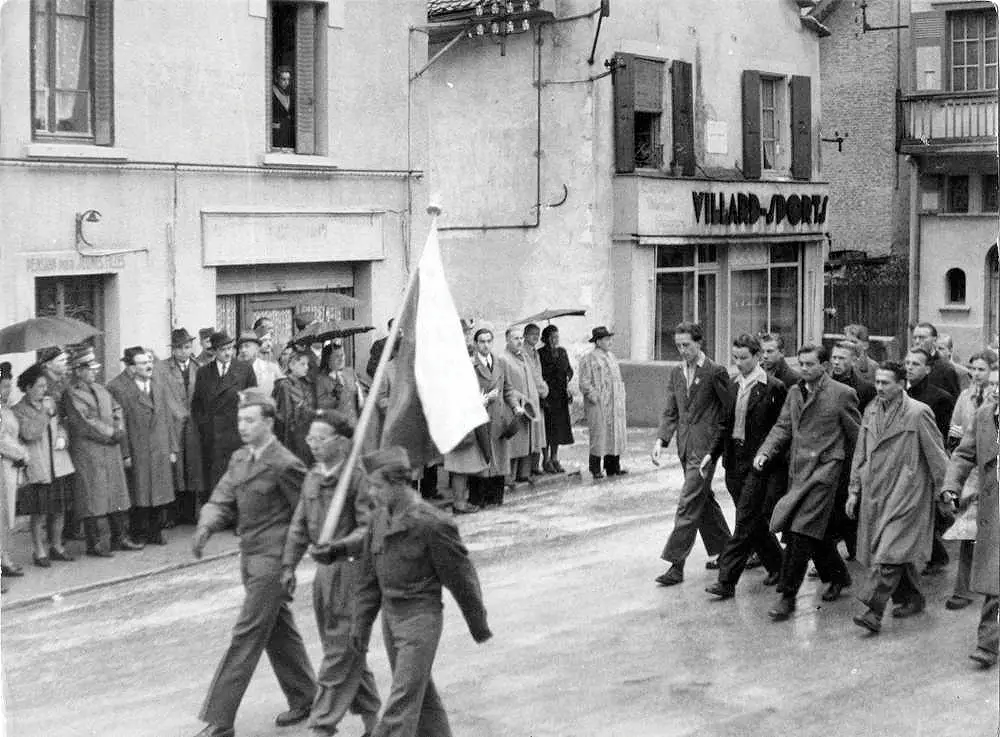 Defilada ulicami Villard-de-Lans (Stowarzyszenie Pamięć Polskiego Liceum).