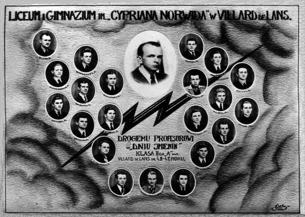 1941-1942 — Klasa profesora Jana Harwasa. On sam i kilku jego uczniów zginęło w walkach na płaskowyżu Vercors i w Normandii (Stowarzyszenie Pamięć Polskiego Liceum).