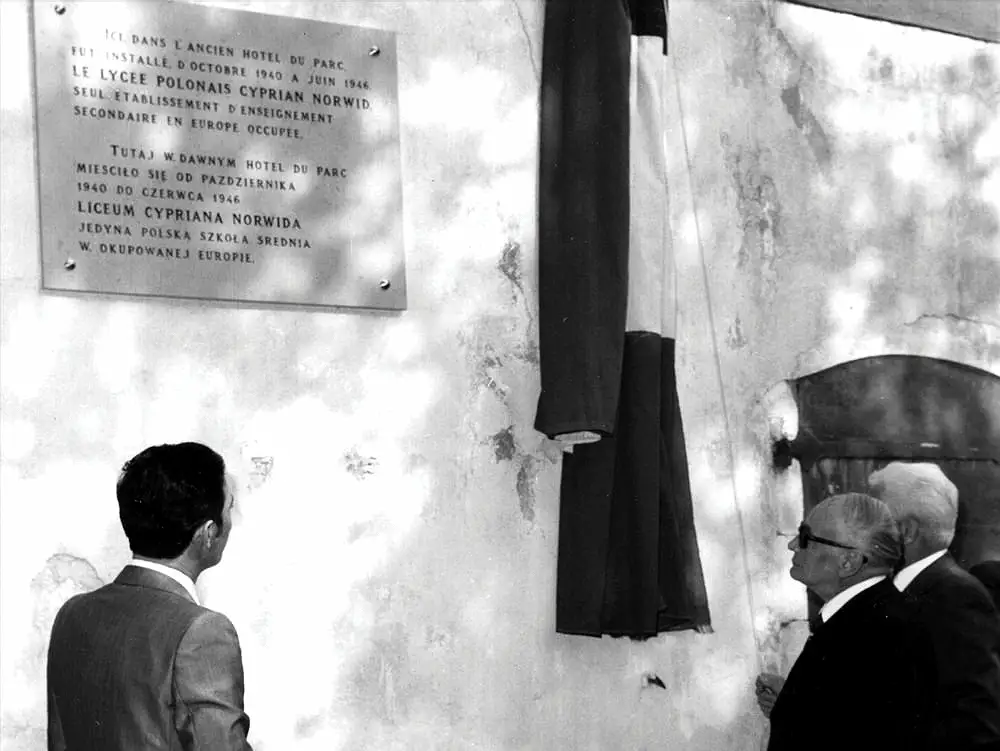 Tablica, o której mówił Bronisław Bozowski, odsłonięta w 1976 r. Z prawej strony-Wacław Godlewski (Stowarzyszenie Pamięć Polskiego Liceum).