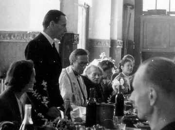 Wielkanoc 1943 r. Wacław Godlewski stoi, kapelan Bronisław Bozowski obok niego (Stowarzyszenie Pamięć Polskiego Liceum).