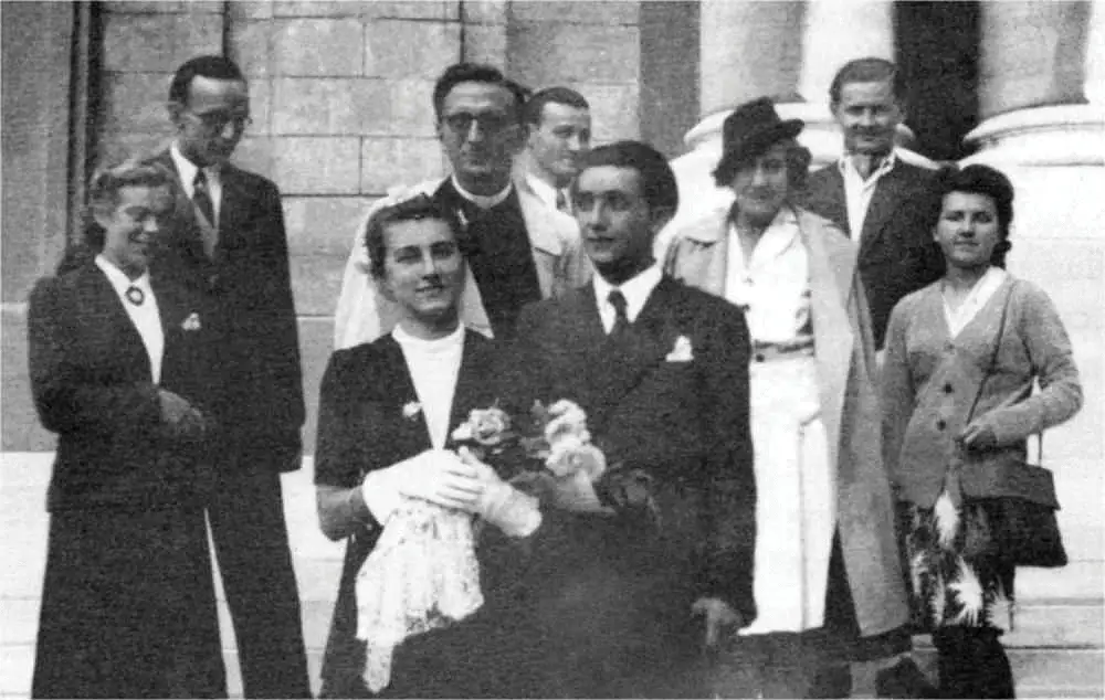 1943 — Ksiądz Bronisław Bozowski udziela ślubu dwojgu byłych uczniów, Ewie Valentin i Zdzisławowi Stączkowi (Stowarzyszenie Pamięć Polskiego Liceum).