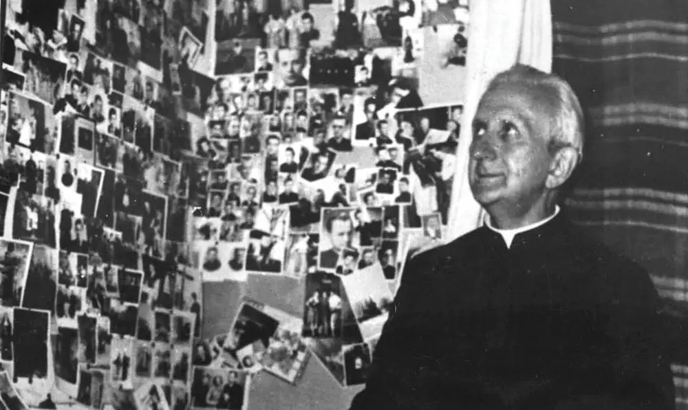 Bronisław Bozowski przy swojej ścianie wspomnieć (Stowarzyszenie Pamięć Polskiego Liceum).