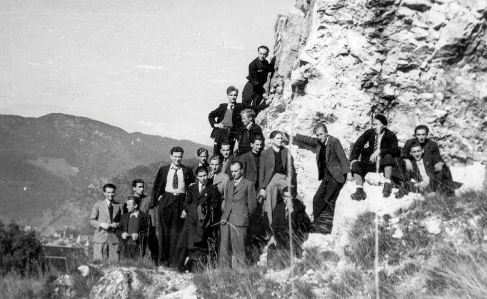 1941-1943 — Przed gmachem Liceum. Z lewej strony Henryk Zdziarski (Stowarzyszenie Pamięć Polskiego Liceum).