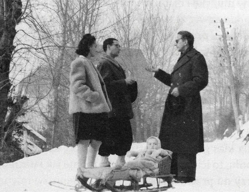 Philippe Blanc, pośrodku, rozmawia z kapelanem Bozowskim (Stowarzyszenie Pamięć Polskiego Liceum).