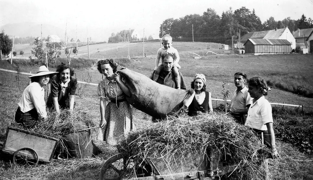Helena Gawłowska, pracowała w Liceum jako krawcowa, tutaj z workiem na ramieniu pomaga rodzinie Ravix zbierać siano (Stowarzyszenie Pamięć Polskiego Liceum).