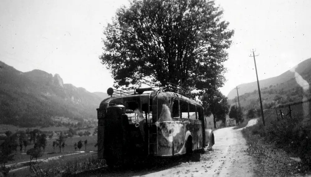 Autobus przedsiębiorstwa transportowego Huillier zniszczony przez Niemców podczas walk na płaskowyżu Vercors (Domena publiczna).