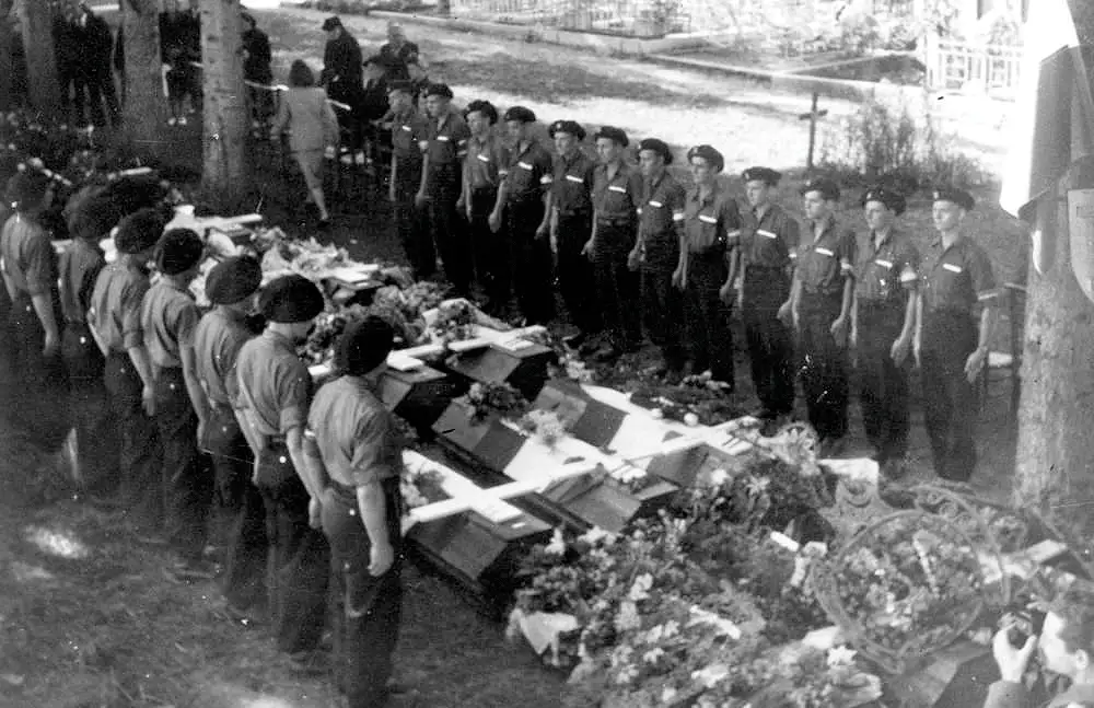 16 września 1944 r. — Na cmentarzu w Villard-de-Lans polscy i francuscy żołnierze złożyli hołd poległym w walkach na płaskowyżu Vercors (Stowarzyszenie Pamięć Polskiego Liceum).