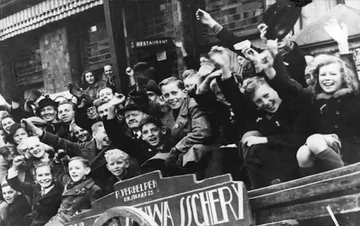 Wrzesień 1944 r. — Obywatele Ghent (Belgia) witają Polaków z Pierwszej Dywizji Pancernej jako wyzwolicieli (Domena publiczna).
