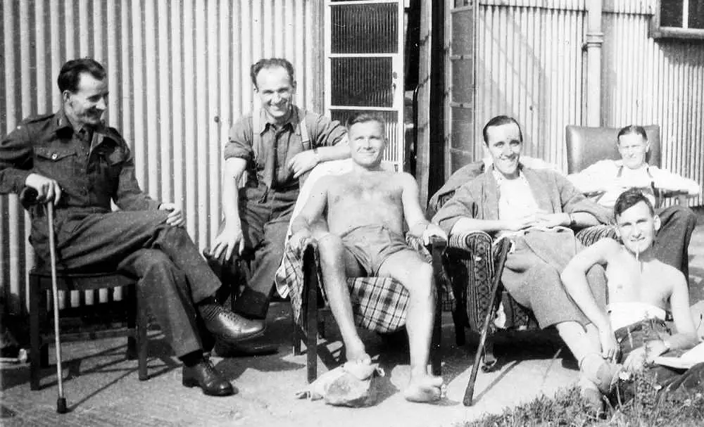 Na rekonwalescencji w jednym ze szpitali w Wielkiej Brytanii. Z lewej strony Henryk Zdziarski. (Stowarzyszenie Pamięć Polskiego Liceum).