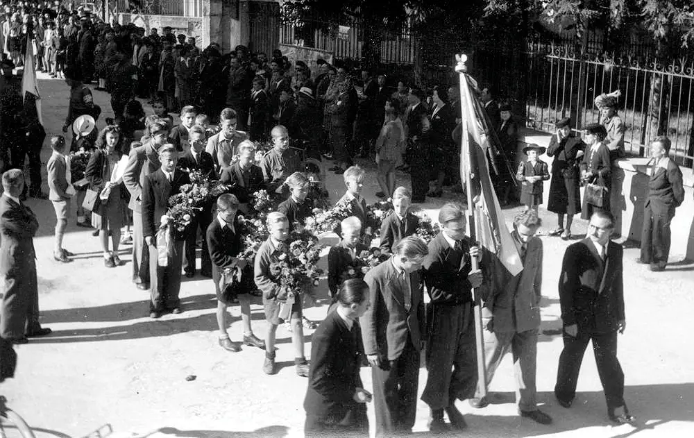 16 września 1944 r. — Liceum w uroczystym kondukcie żałobnym na cmentarz w Villard, na pogrzebie poległych w walkach na płaskowyżu Vercors (Stowarzyszenie Pamięć Polskiego Liceum).