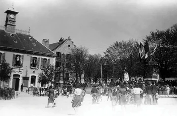 8 maja 1945 r. Na placu w Villard-de-Lans, wkrótce potem przemianowanego na plac Wyzwolenia (Stowarzyszenie Pamięć Polskiego Liceum).