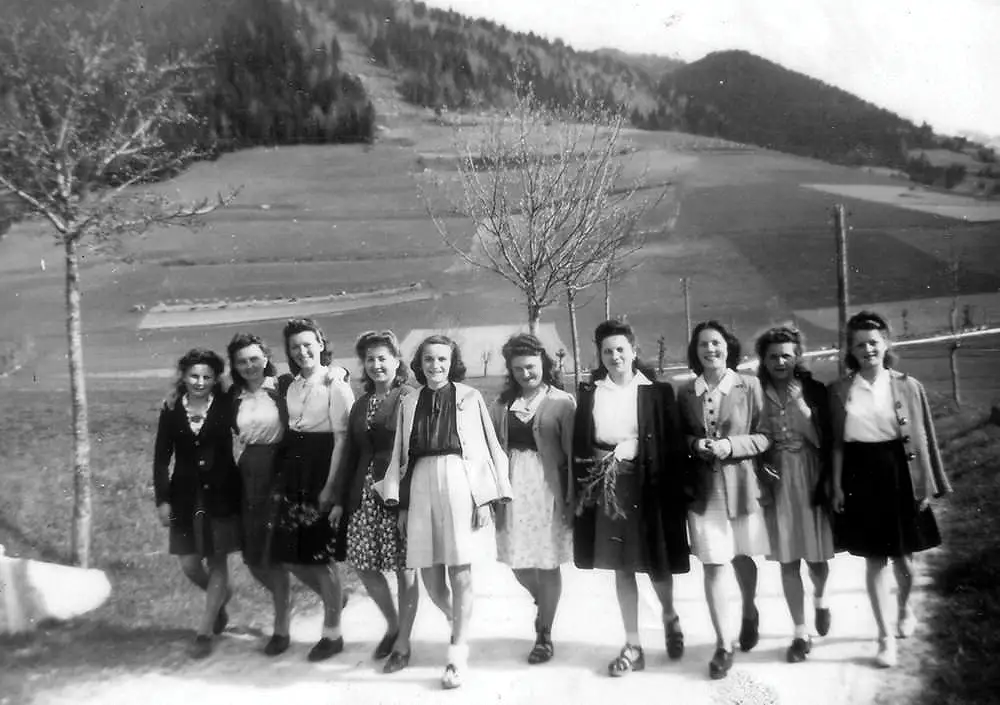 W Lans-en-Vercors, od prawej strony do lewej : Skuza Józefa, Przeździk Lidia, Wiśniewska Janina, Przekowiak Eugenia, Dziubczyńska Dioniza, Smyczyńska Krystyna, Zabrocka Irena, Delingier Lodzia, Dziubkowska Helena, Nawara Lodzia (Stowarzyszenie Pamięć polskiego Liceum).