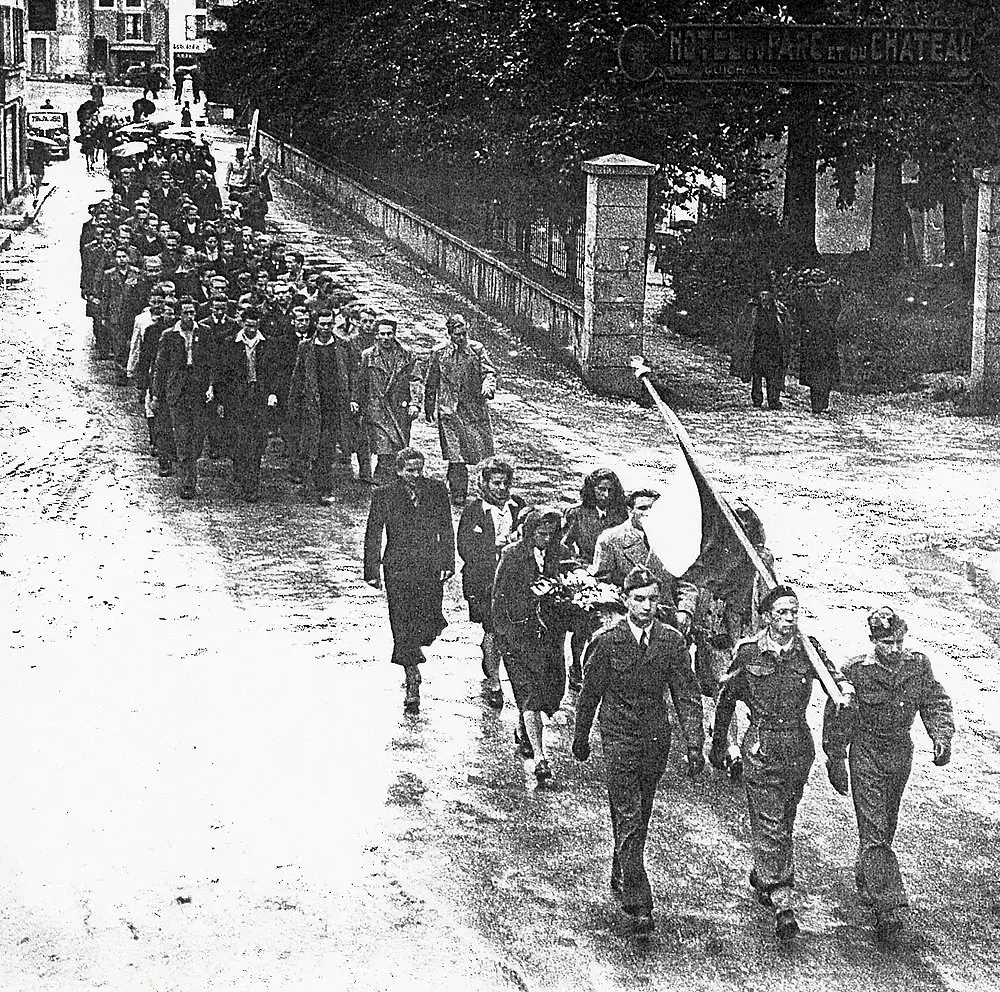 1946 r. — Aleksander Uszyński, w pierwszym rzędzie po lewej stronie, prowadzi uczniów i pracowników Liceum w stronę cmentarza, by złożyć hołd poległym kolegom (Stowarzyszenie Pamięć Polskiego Liceum).