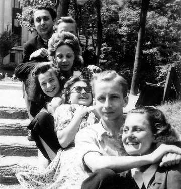 1946 - 1947 : nowe liceum w szkole na Batignolles a Paryżu : Władysław Łuszczyński, Marian Orłowski (niewidoczny), Janina Bednarz, Stanisława Musiał, Helena Kominek, Paweł Kusz, Maria Wieczorek (Stowarzyszenie Pamięć Polskiego Liceum).