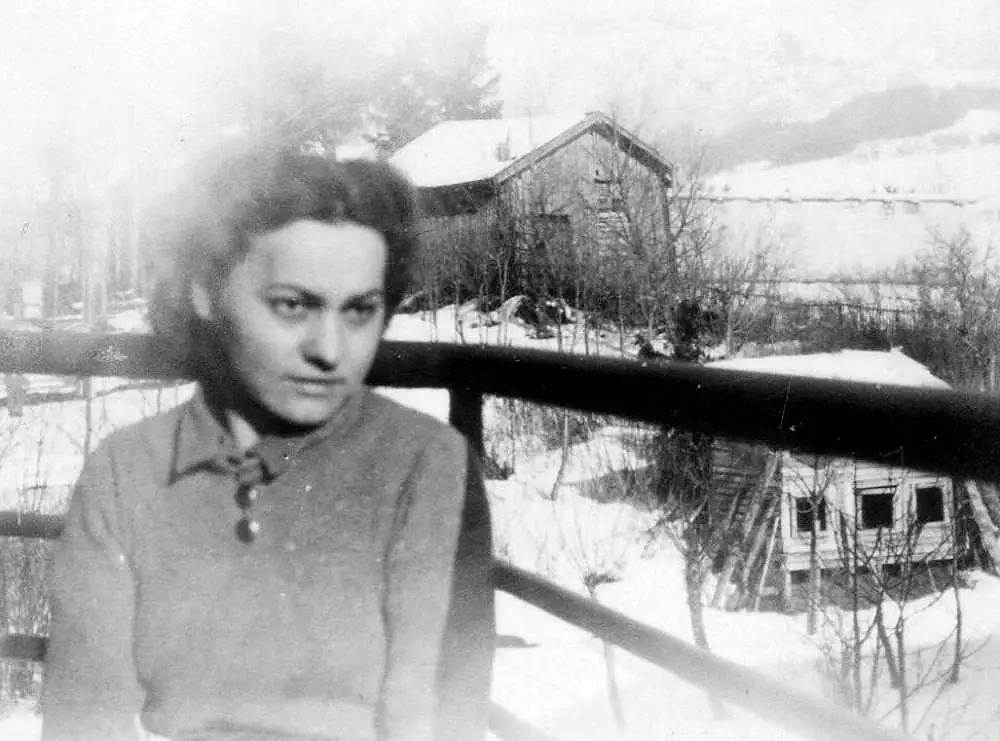 Helena Gawłowska, pracowała w Liceum jako krawcowa, jako jedyna Polka została na stałe w Villard-de-Lans (Stowarzyszenie Pamięć Polskiego Liceum).