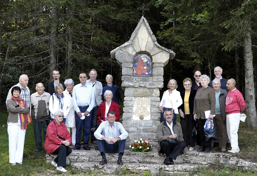 2011 r. — Siedzą, po prawej stronie, Stéphane Malbos, syn Marcela, nowy przewodniczący Stowarzyszenia ; po lewej stronie, Georges Nowak, syn Bernarda, przewodniczący od 2022 r. (Stowarzyszenie Pamięć Polskiego Liceum).